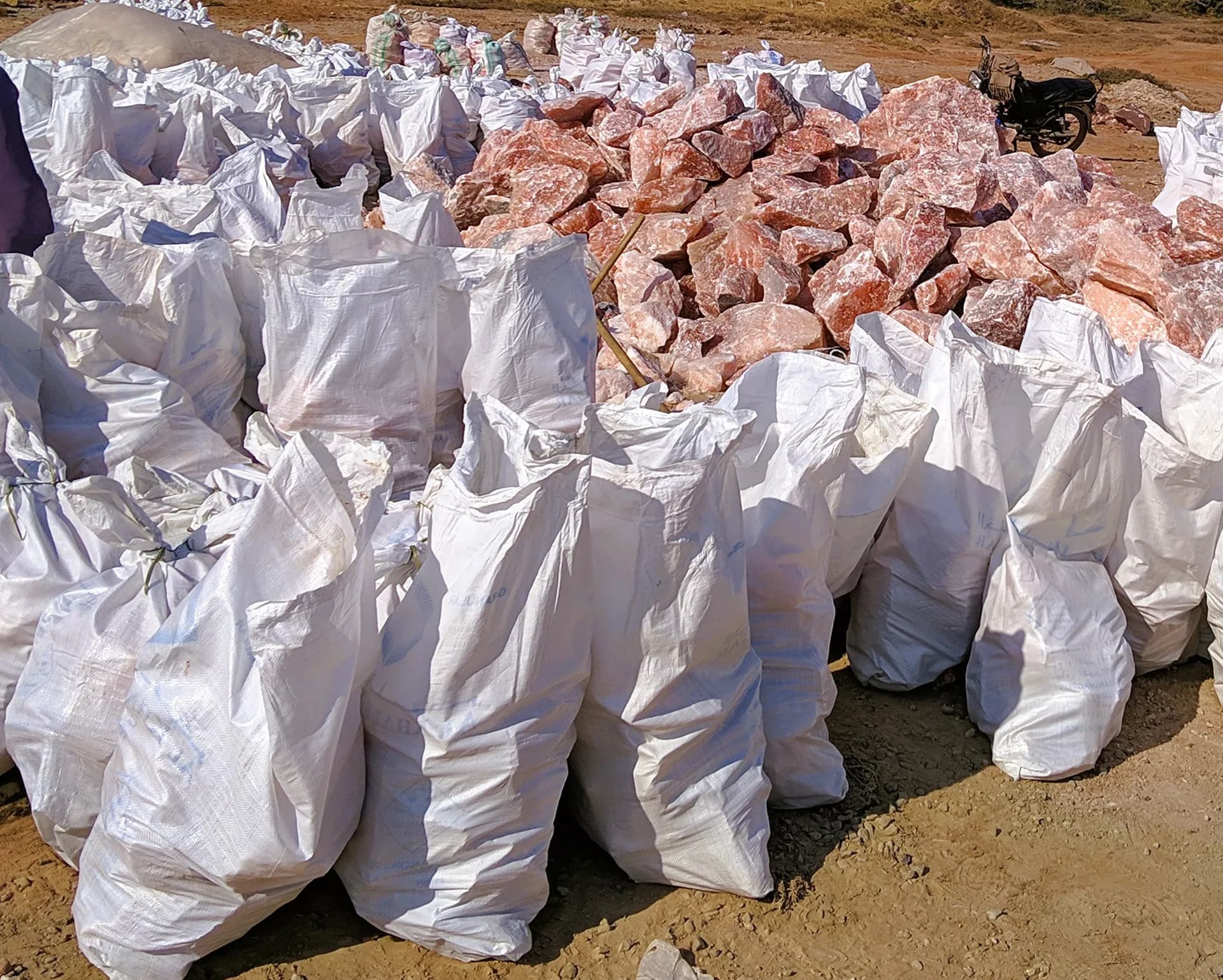 Edible pink rock salt bulk shipment Bangladesh